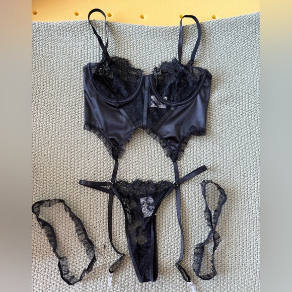 Black lingerie - Picture 3 of 3